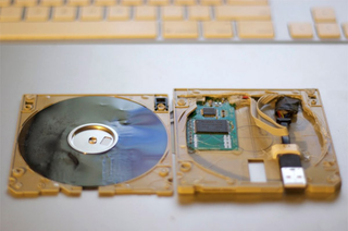 Illustration for article titled 3.5" Floppy Disk Revived as Functional DIY USB Drive Project
